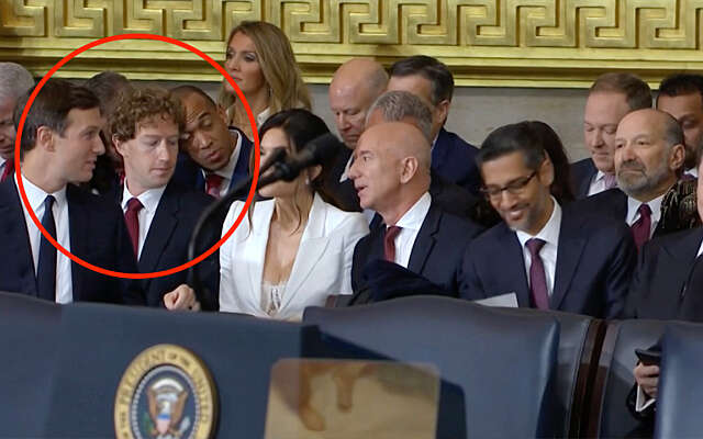 Busted: Hier gluurt Mark Zuckerberg in het decolleté van vriendin Jeff Bezos