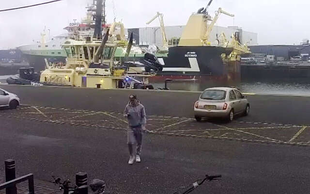 De auto in de haven van IJmuiden parkeren en je handrem vergeten is nooit grappig