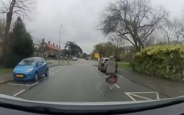 Fietsmevrouw steekt keurig haar hand uit, maar lapt dan ineens alle regels aan haar laars