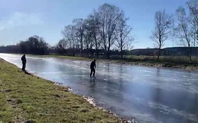 Scheiße: Duitser vraagt zich af of het ijs dik genoeg is om op te schaatsen