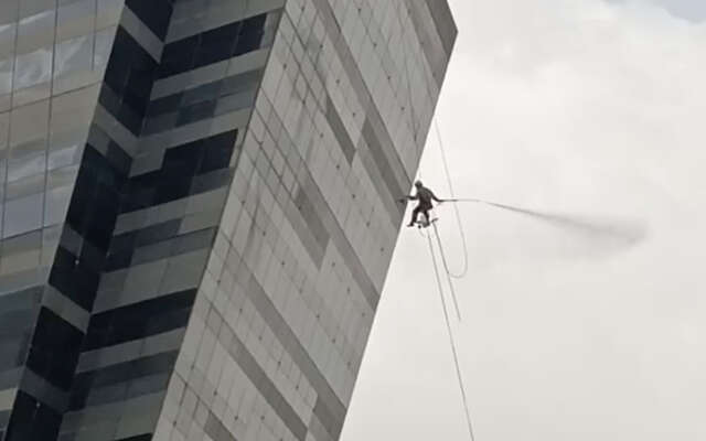 Glazenwasser probeert terug naar het gebouw te komen