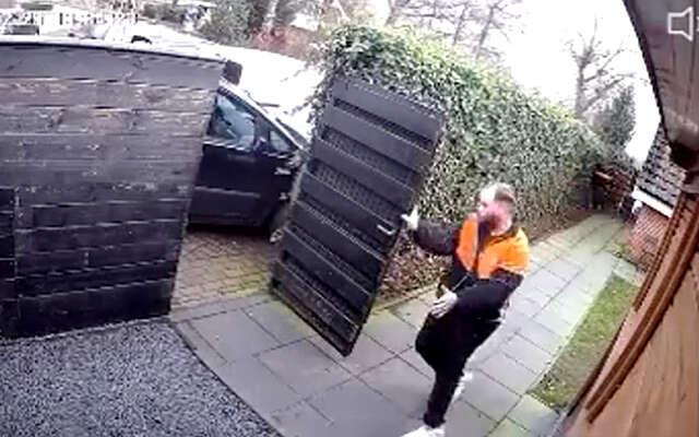 PostNL-bezorger loopt ongevraagd de achteruit in en had daar snel spijt van