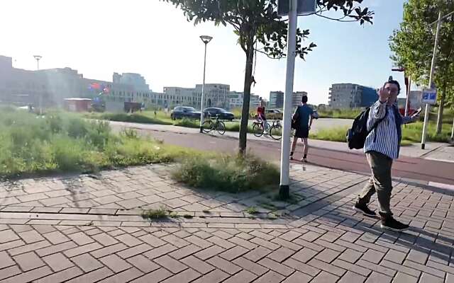 Kinderachtige mannetjes met waterballonnen worden op trap tegen hun auto getrakteerd