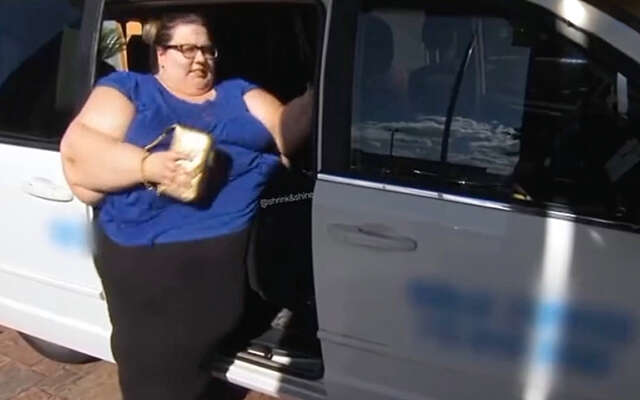 BMI-uitgedaagde vrouw doet poging uit een auto stappen