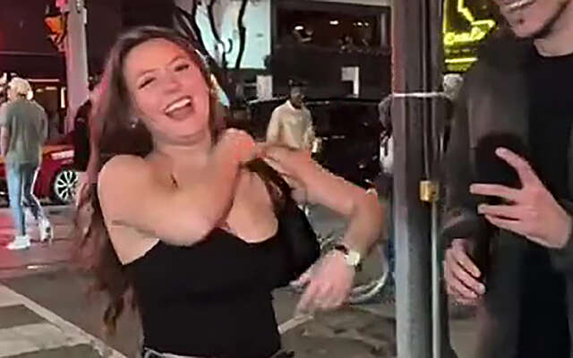 Juffie met een goede reflex draait moeiteloos een backflip