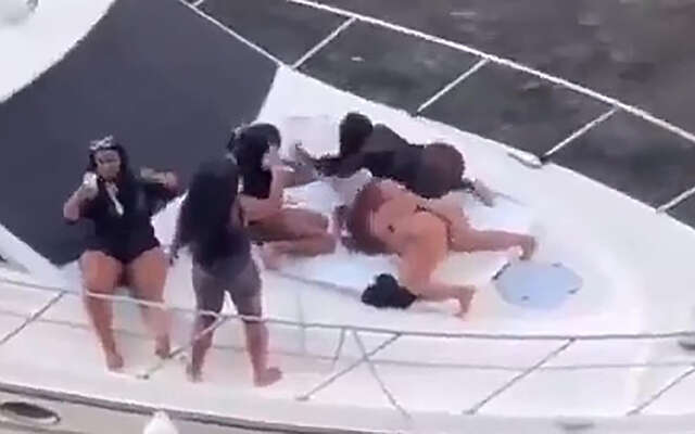 Er werd een bruiloft gevierd op een boot, een afterparty op een andere