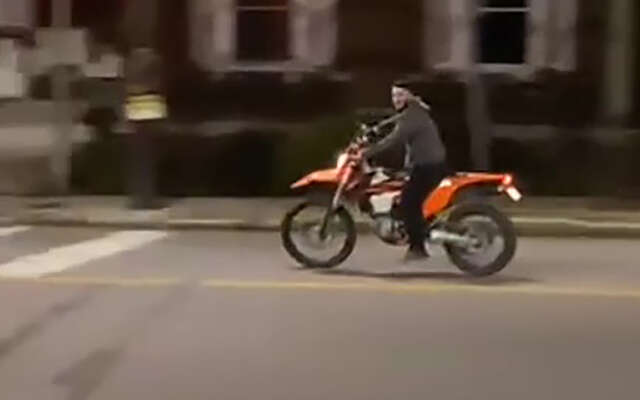 Wheeliekneus doet z'n best om indruk te maken