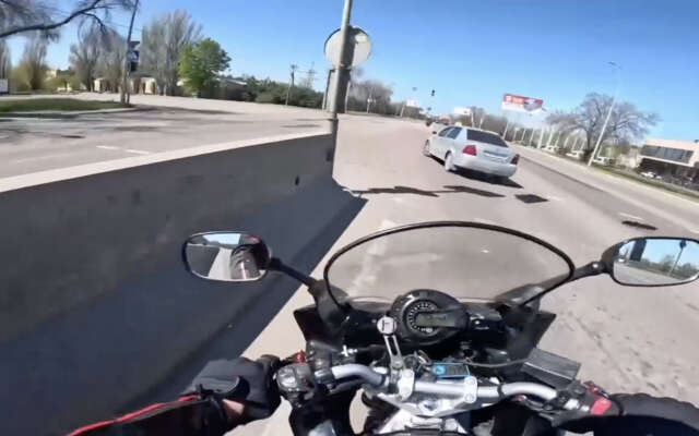 Motorrijder klapt vol tegen auto die hij links wilde inhalen