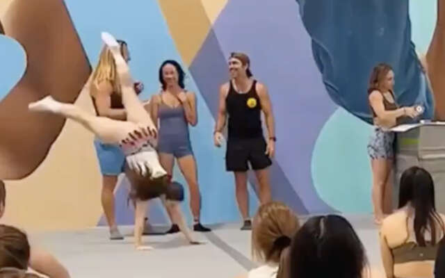 Uitslover laat de studio trillen met haar handstand