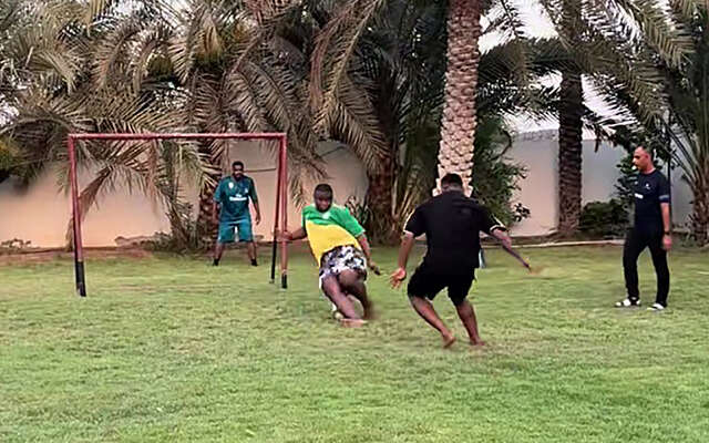Keeper laat bal spectaculair verdwijnen