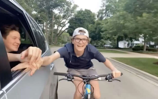 Met je fiets aan een auto hangen is áltijd een twijfelachtig idee