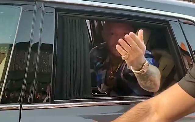 Conor McGregor laat een fan in zijn Rolls-Royce van $600.000