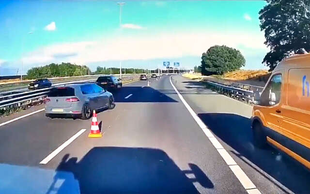 Idioot slalomt over de weg en rijdt rakelings langs wegwerkers bij Valburg