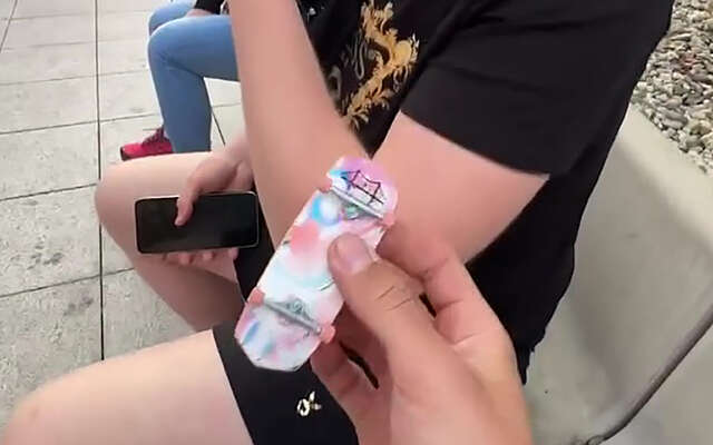 Check mijn vinger-skateboardtruc eens