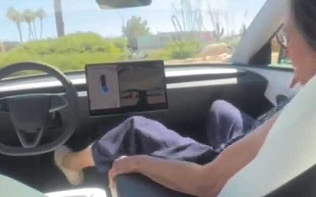 Oma's eerste ritje in een Tesla is even wennen