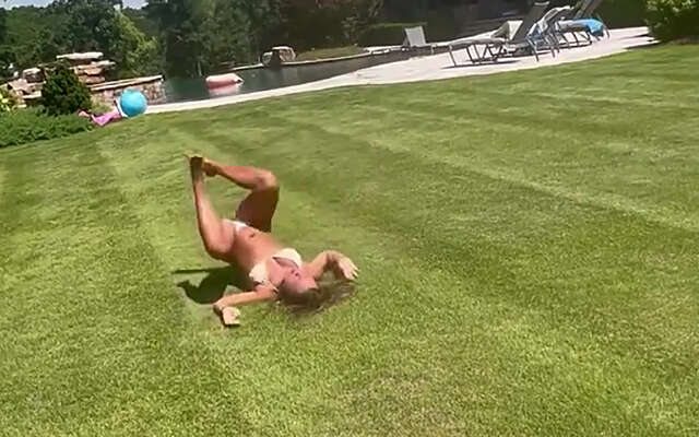 Bikini-acrobaat komt morgenochtend niet uit de veren