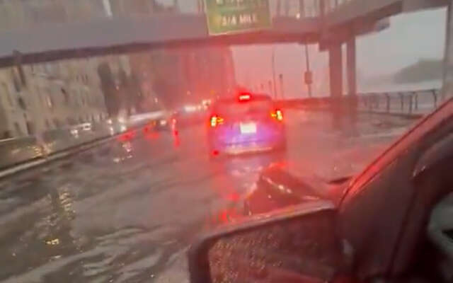 Twee doden en ondergelopen metro's na extreme hoosbui in New York