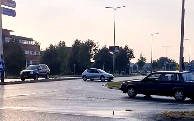 Peugeot-bink pakt herkansing na gênante bocht van 180 graden bij verkeerslicht