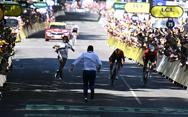Pro-Palestina activist verstoort Tour de France, wordt hardhandig in de hekken gedrukt