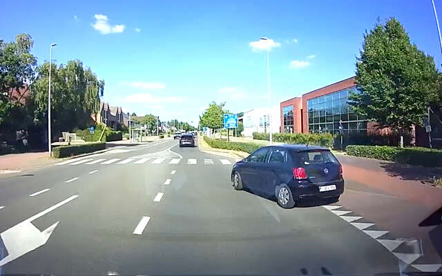 Overmoedige Belg negeert haaientanden en rijdt zichzelf bijna in de kreukels