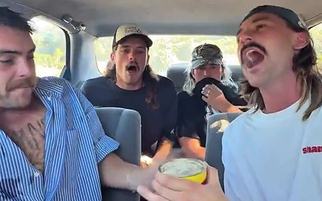 Surströmming challenge in de waggie: een ritje om nooit te vergeten!