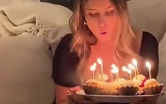 Jarige blondie mag de kaarsjes uitblazen op haar verjaardag