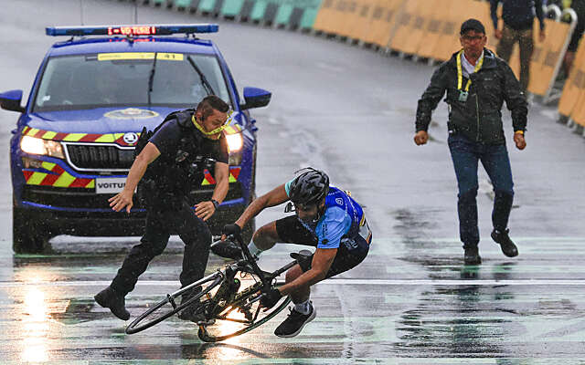 Toeschouwer crasht finish Tour de France, politie deelt bodycheck uit