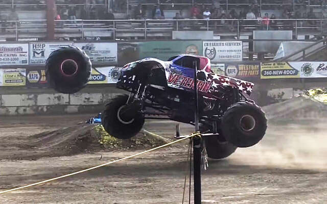 Monstertruck verliest wiel en verpulvert auto’s in Bremerton