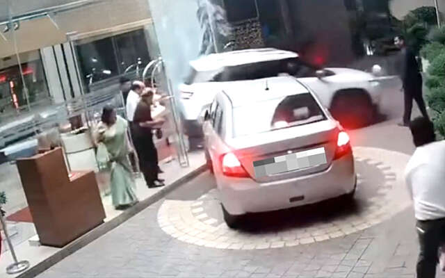 Vrouw ramt hotel in Bareilly met auto na verwisseling gaspedaal en rem