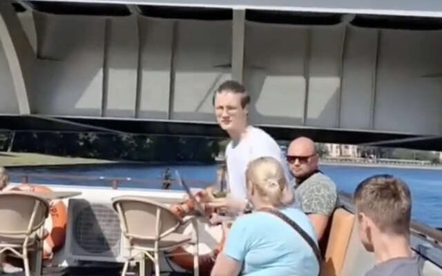 Altijd een slecht idee: Staan als je onder een brug vaart