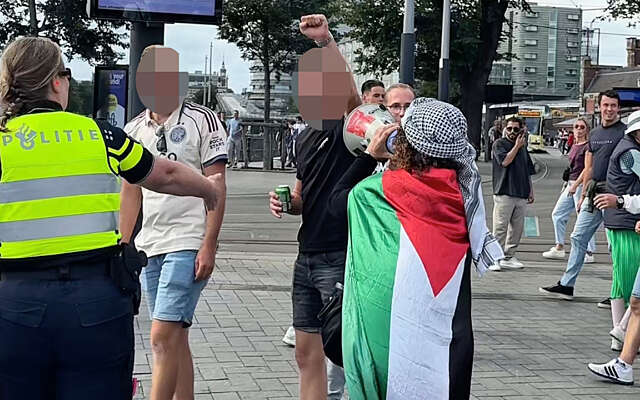 Politie voorkomt vechtpartij tussen Ajax-fans en pro-Palestijnse demonstranten