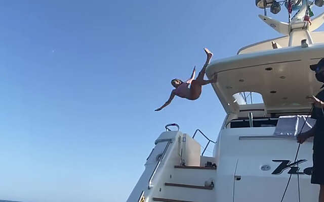 Dronken Debbie probeert van het dak van een boot te springen