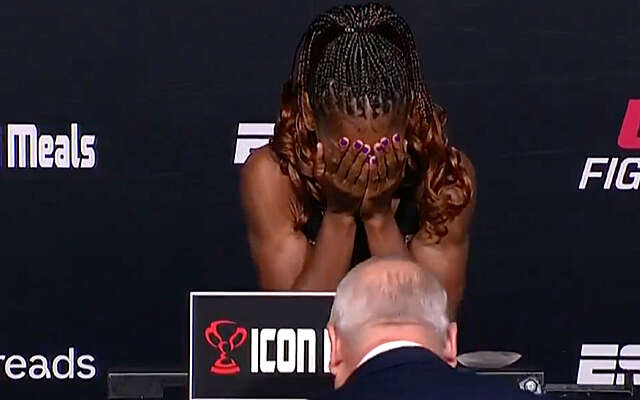 UFC-vechtster Angela Hill vergeet iets essentieels tijdens weegmoment