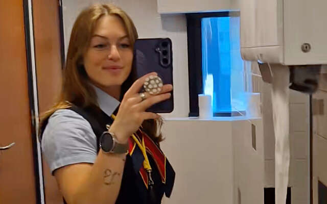 Conductrice laat zien dat ze prima alleen op de trein kan werken