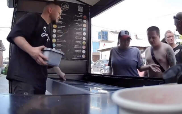 Wat nou voordringen? Hier een lading pepperspray in je bakkes!