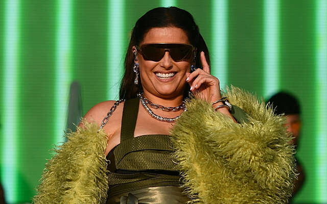 Mensen in shock vanwege het imposante achterwerk van Nelly Furtado