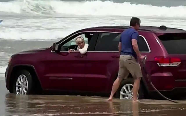 Vrouw weet auto zo dicht mogelijk bij het strand te parkeren
