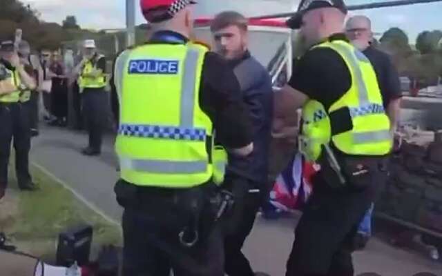 Britse knaap schreeuwt "we love bacon" en wordt gearresteerd bij moskee-protest
