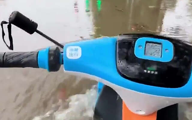 Weer of geen weer deze bikkel is op tijd op zijn werk