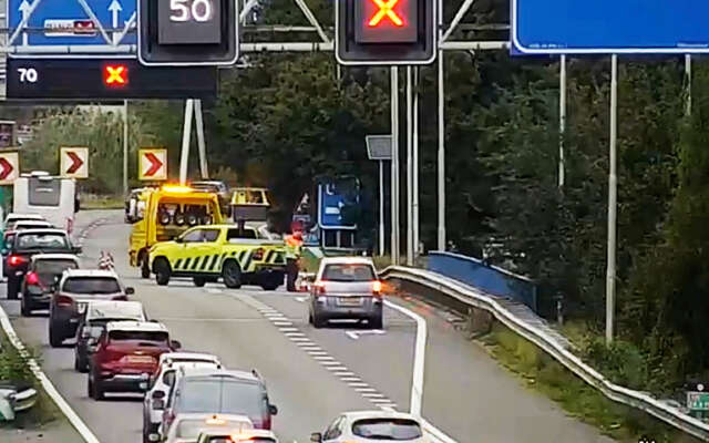Hele, hele, hele (!) domme automobilisten willen ondanks rood kruis gewoon afslaan