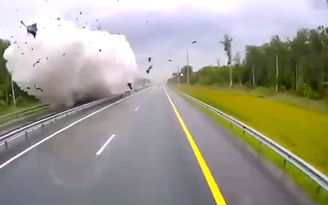 Eén dode na gigantische knal op Russische snelweg door truck vol CO₂-gas