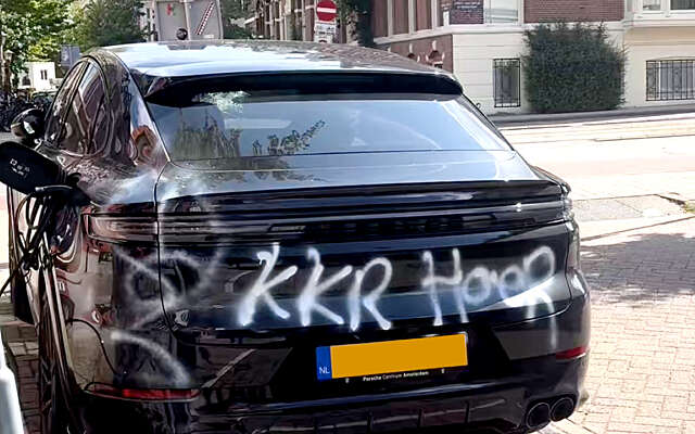 Porsche van vermeende vreemdganger compleet gesloopt in Amsterdam