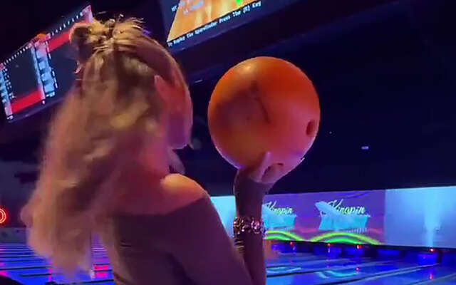 Jongedame showt haar skills op de bowlingbaan