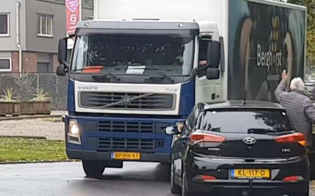 Eigenwijze oudjes doen extreem moeilijk in Hengelo en blokkeren verkeer