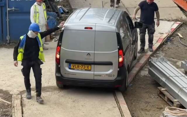 Het is voor sommigen verdomd lastig om van een bouwplaats te rijden