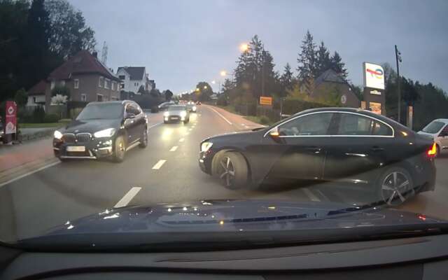 Belgische totaalidioot doet een poging om soepel de weg op de draaien