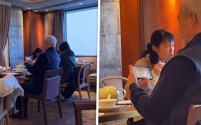 Opa geniet in een vol restaurant op z'n gemakje van een natuurdocumentaire