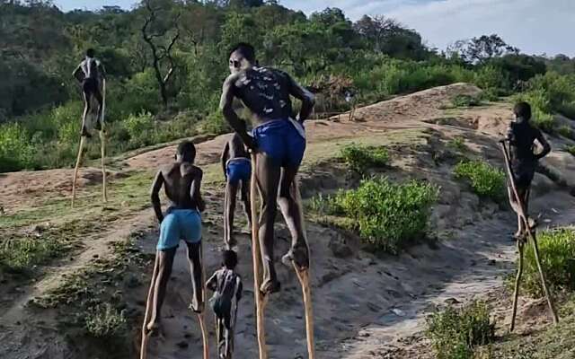 In Ethiopië zet de Banna-stam de boel op stelten