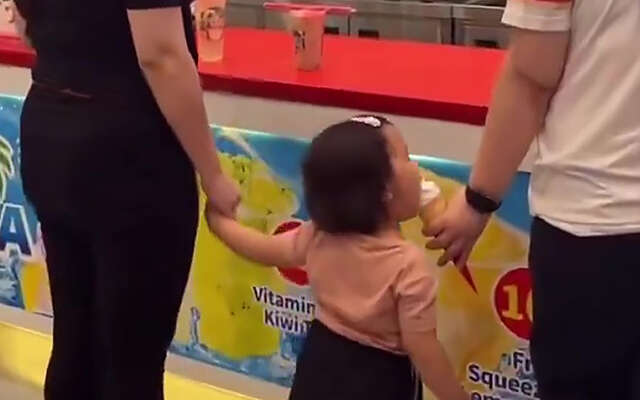 Meisje kan zich niet beheersen als ze een ijsje spot