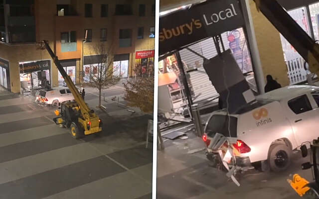 Pinautomaat in Milton Keynes met een 'verreiker' uit gevel gesloopt